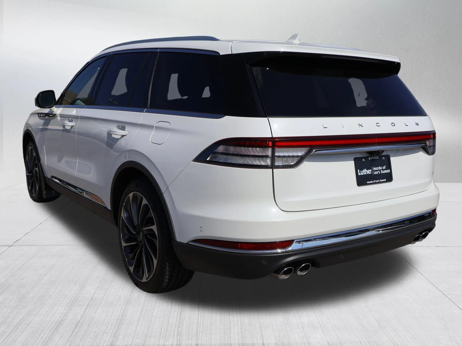 Used 2023 Pristine White Metallic Tri-Coat Lincoln Reserve image 5
