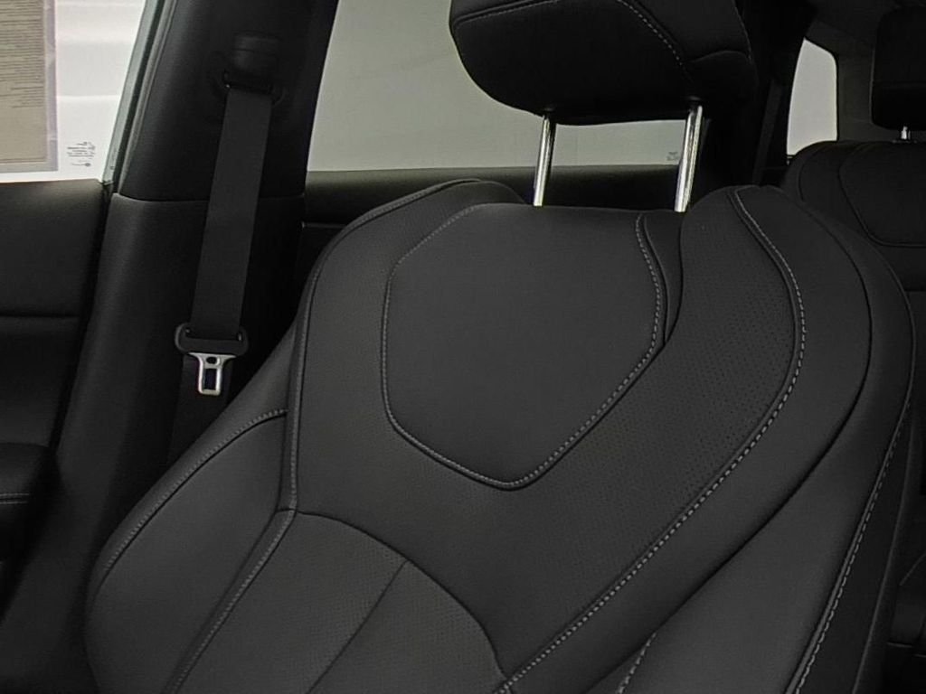 New 2027 GRAPHITE SHADOW INFINITI Luxe AWD image 20