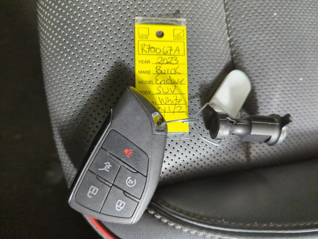 Used 2023 Summit White Buick Essence image 23