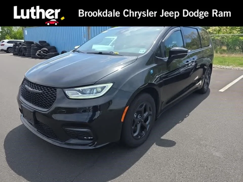 2023 Chrysler Pacifica Hybrid Limited Hybrid's photo