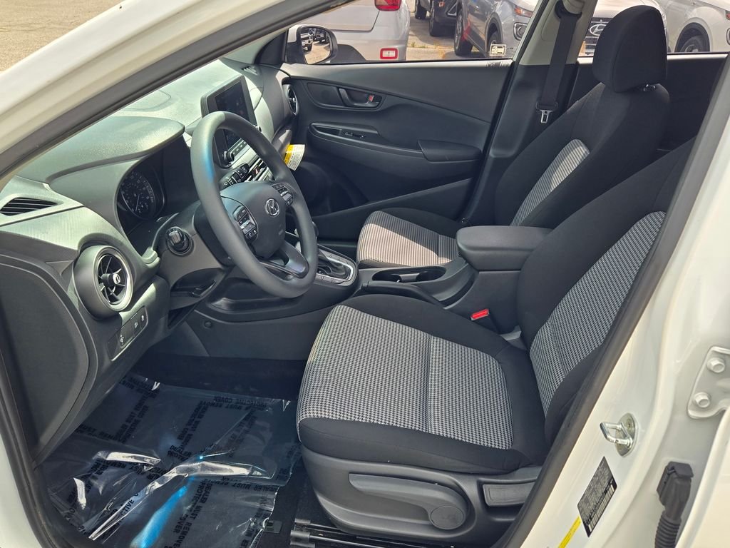 Used 2022 White Hyundai SE image 27