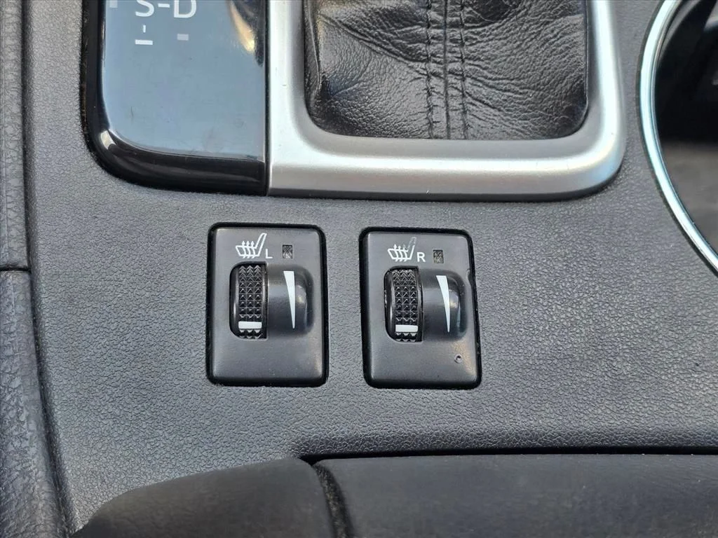 Used 2016  Toyota XLE V6 image 21