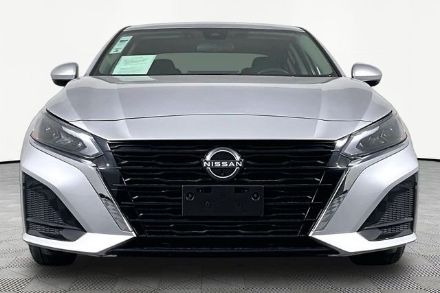 Used 2023 Silver Nissan 2.5 SV image 2