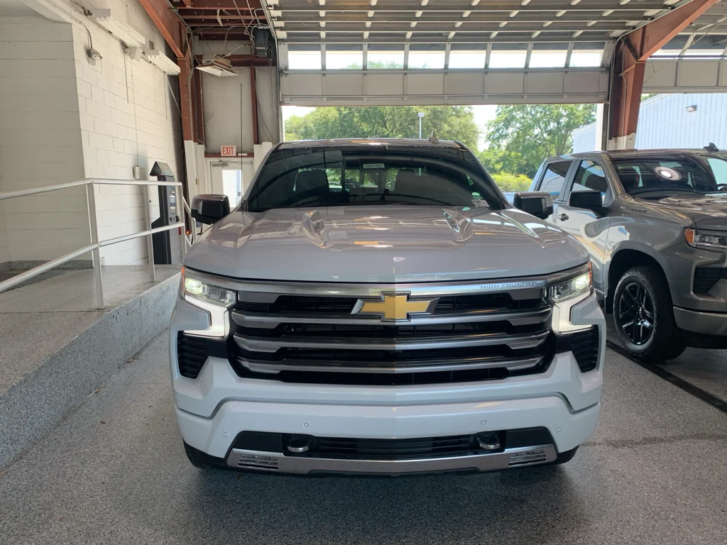 New 2026 Polar White Tricoat Chevrolet High Country image 2
