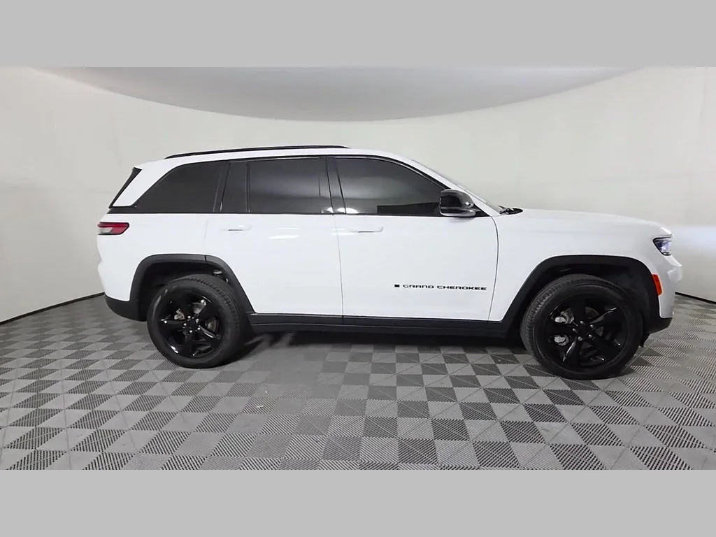 Used 2025 Bright White Clearcoat Jeep Limited image 35