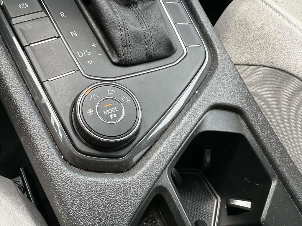 Used 2019 Black Volkswagen 2.0T SE image 22