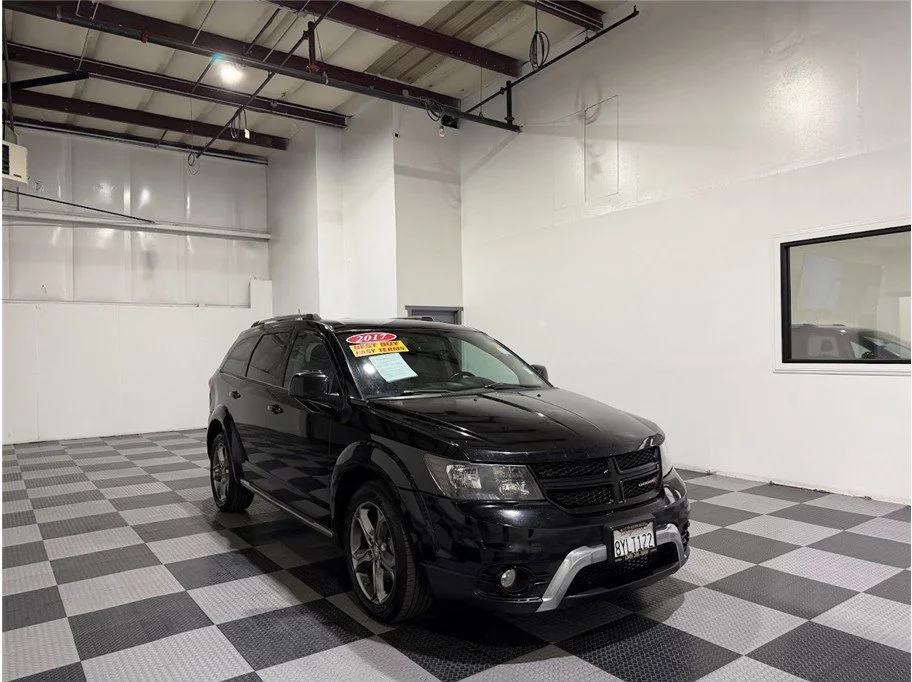 Used 2017 Pitch Black Clearcoat Dodge Crossroad Plus image 3