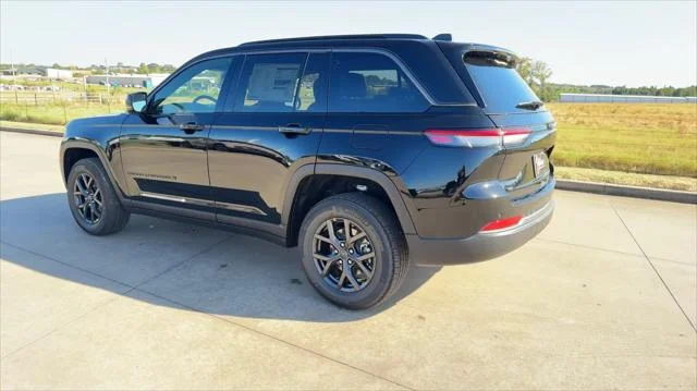 New 2027 High-Gloss Black Paint Jeep Laredo Altitude image 7