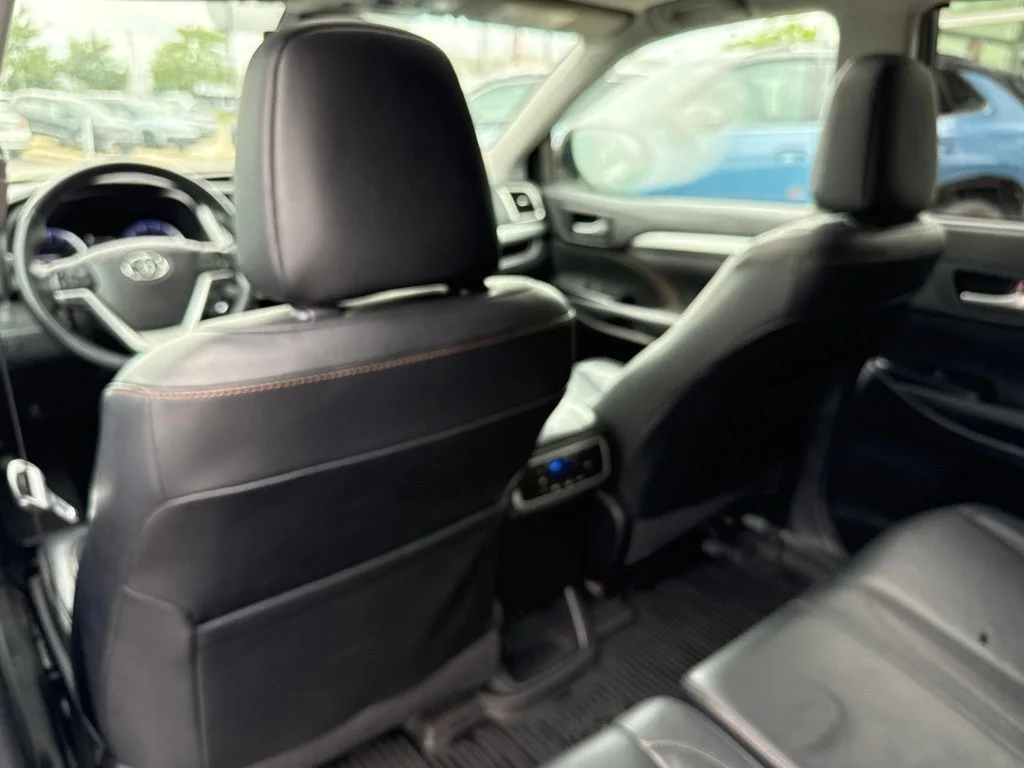 Used 2018 White Toyota XLE image 17