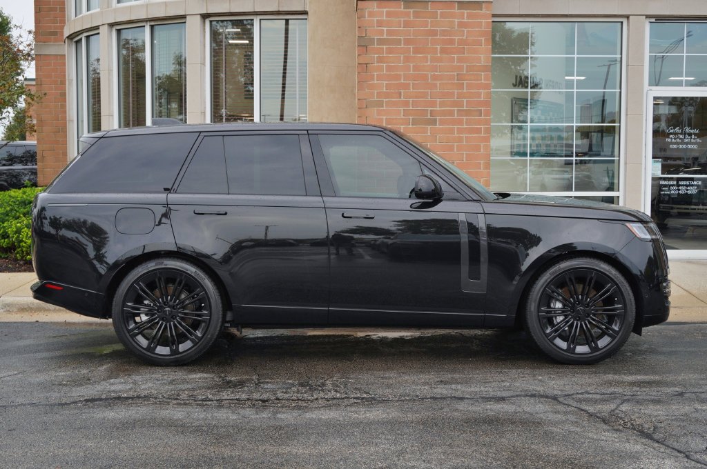 New 2026 Santorini Black Land Rover SE image 7