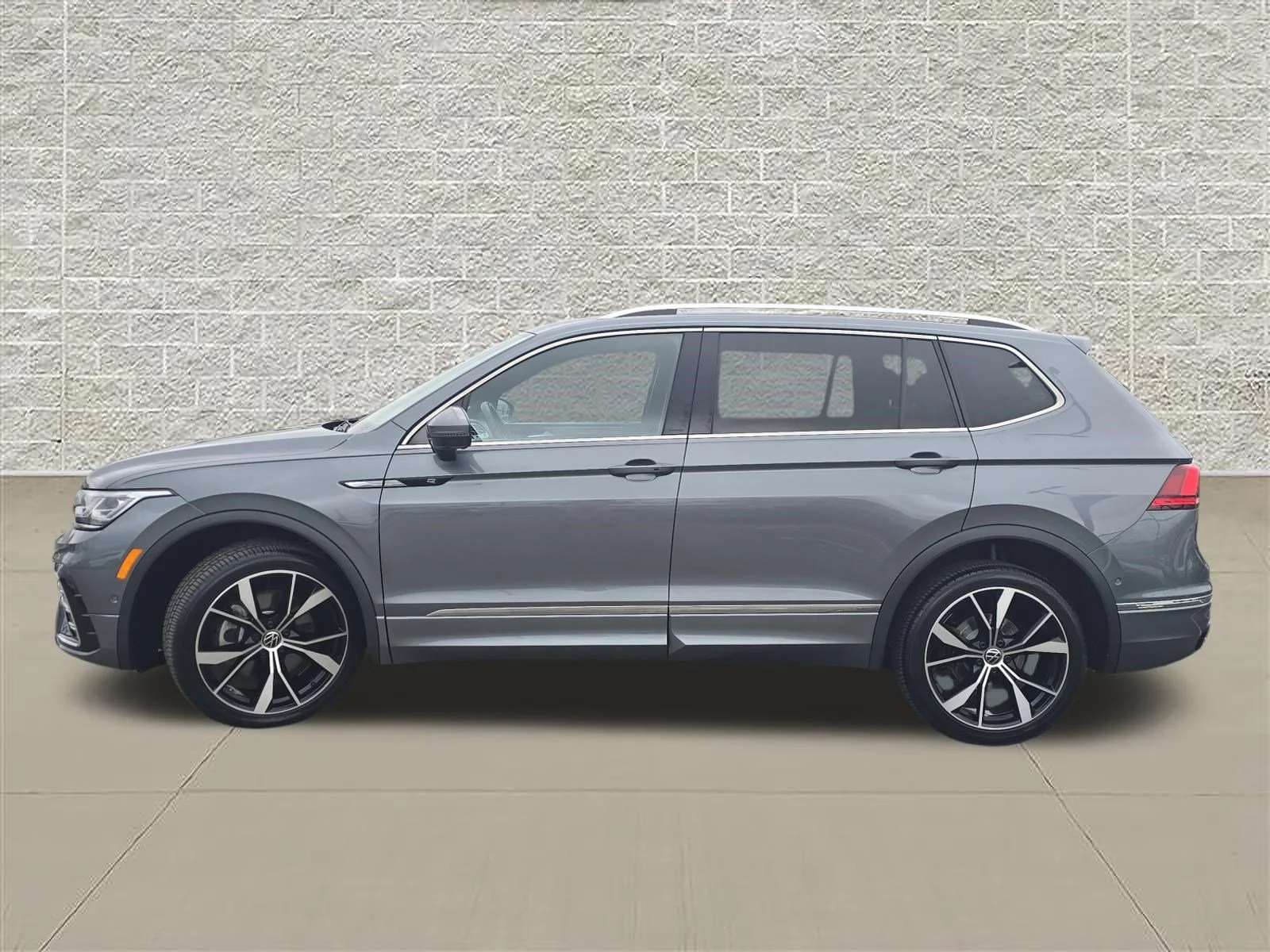 Certified Used 2024 Platinum Gray Metallic Volkswagen SEL R-Line image 4