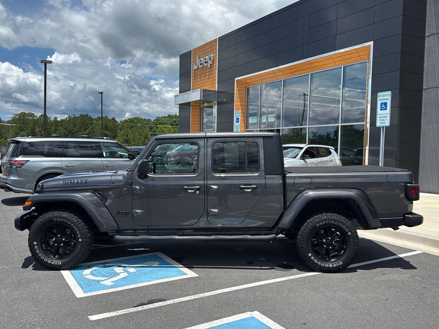 Used 2022 Granite Crystal Metallic Clearcoat Jeep Willys image 9