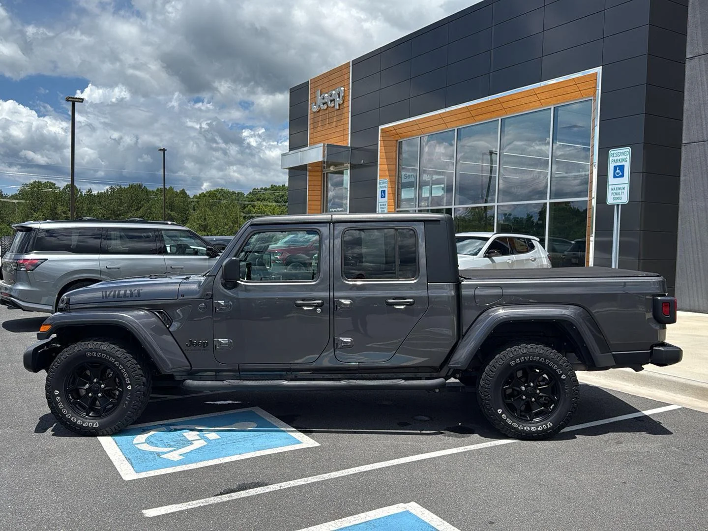 Used 2022  JEEP SPORT image 9