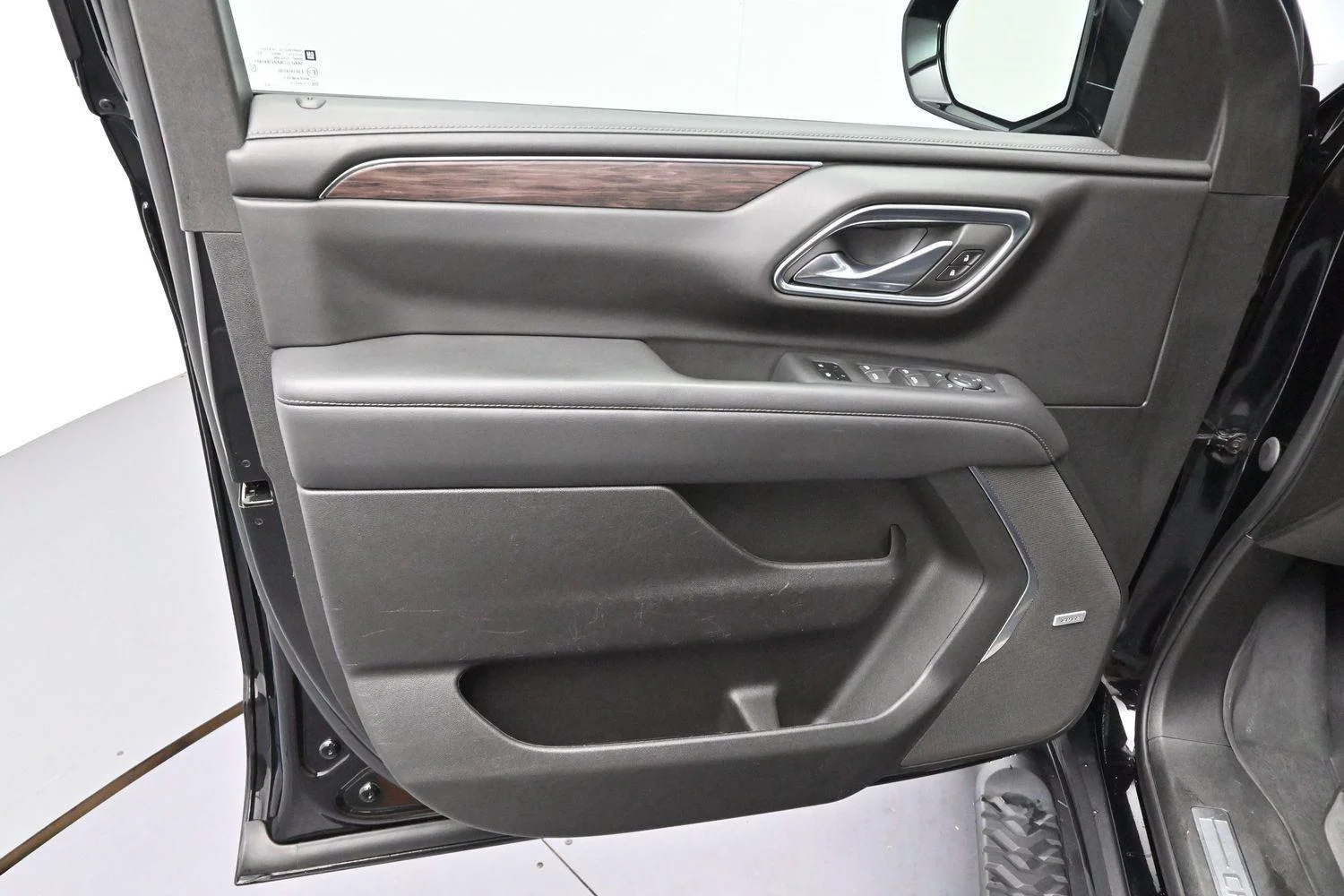 Used 2023 Black Chevrolet Z71 image 9