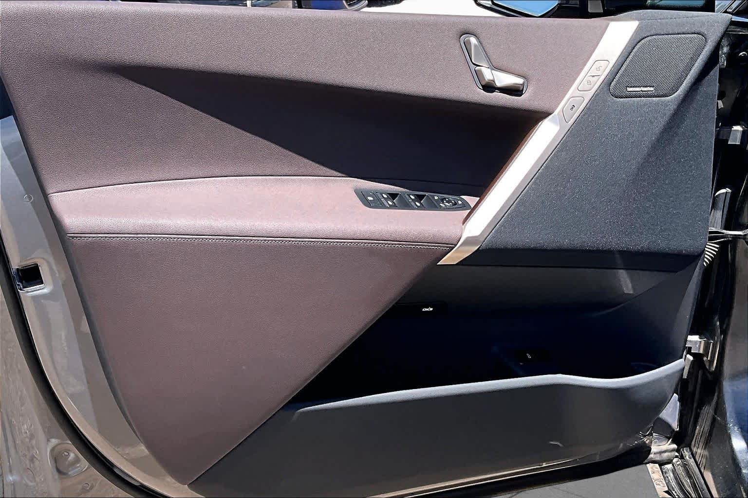 Used 2024 Oxide Grey Metallic BMW xDrive50 image 19