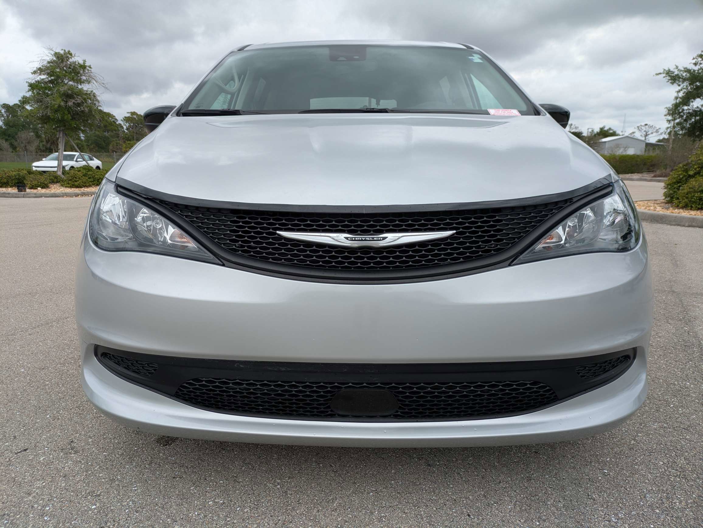 Used 2024 Silver Mist Clearcoat Chrysler LX image 3