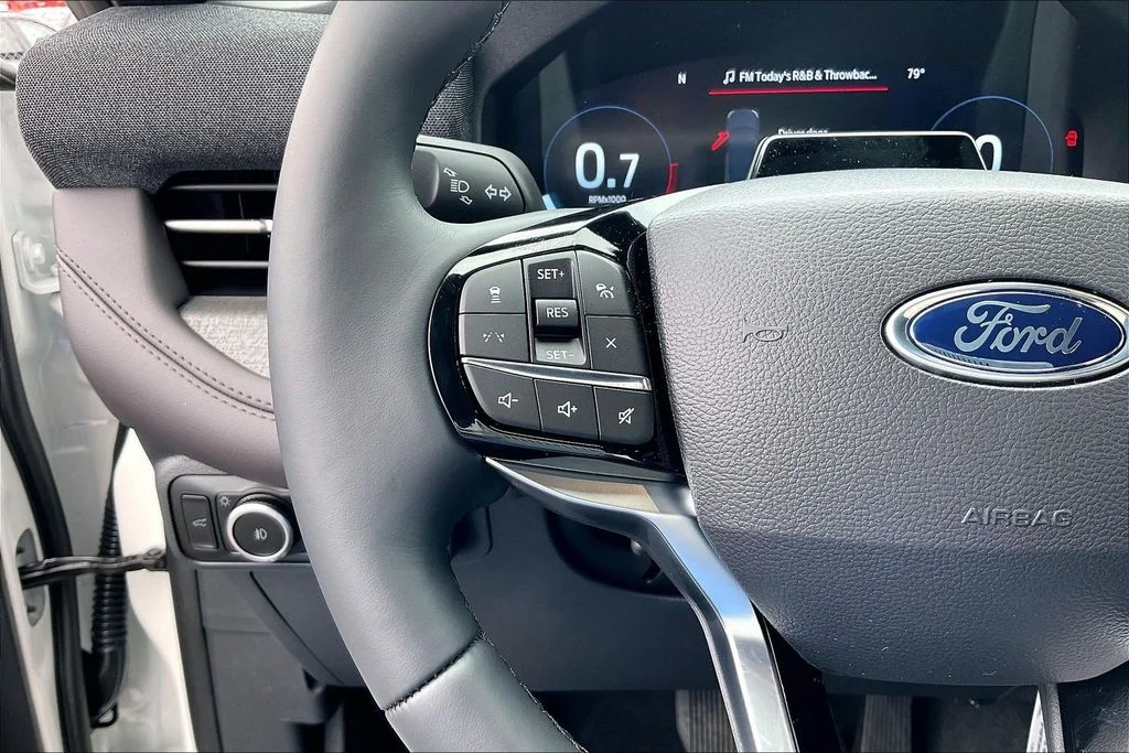 New 2026 Star White Metallic Tri-Coat Ford Platinum™ image 17