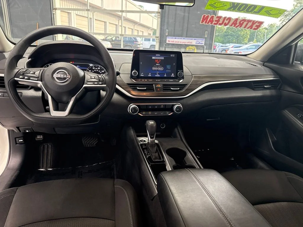 Used 2025 White Nissan 2.5 SV image 11