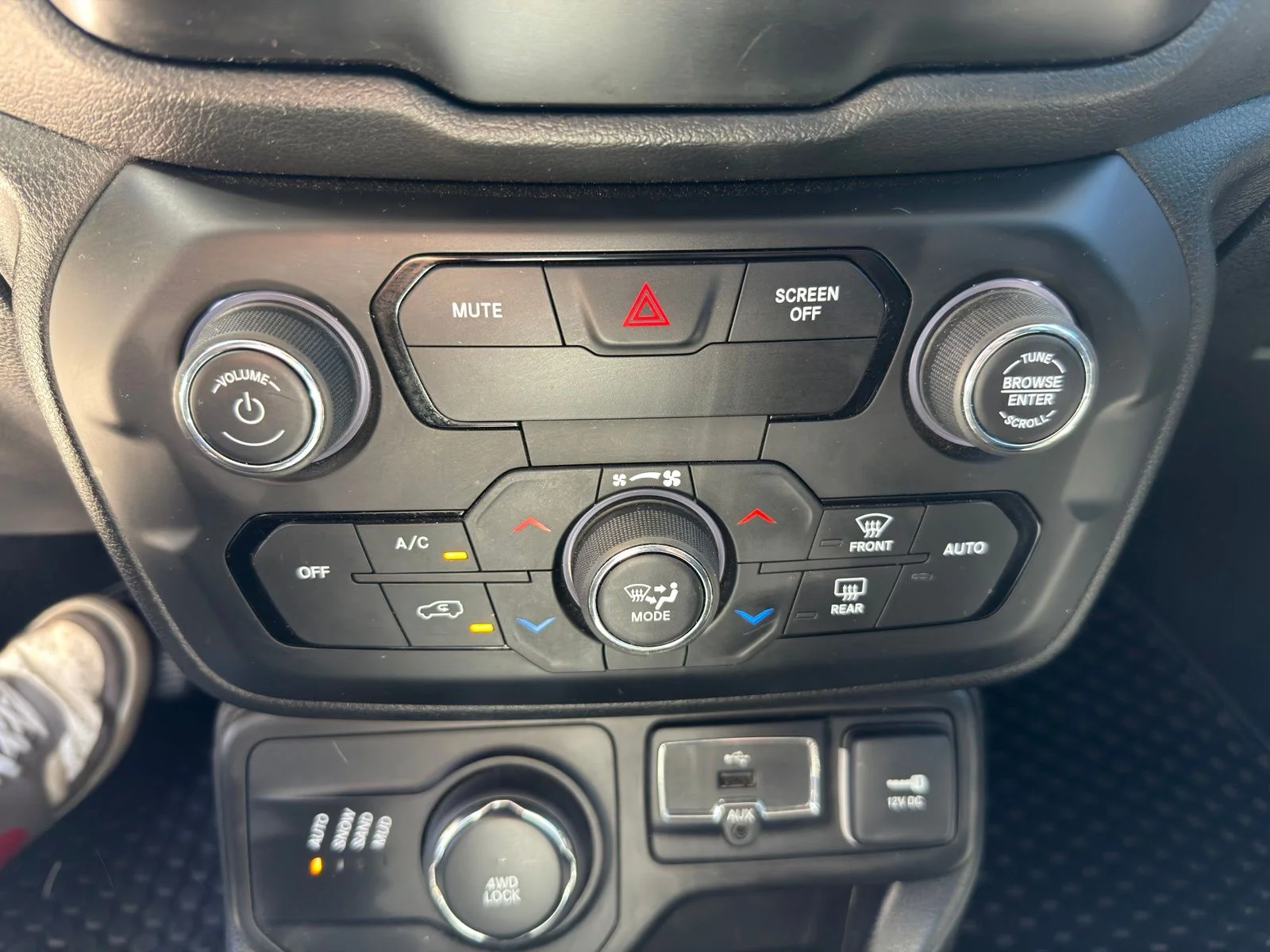 Used 2018 Black Jeep Latitude image 22