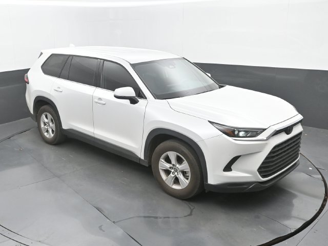 Used 2025 Wind Chill Pearl Toyota LE image 28