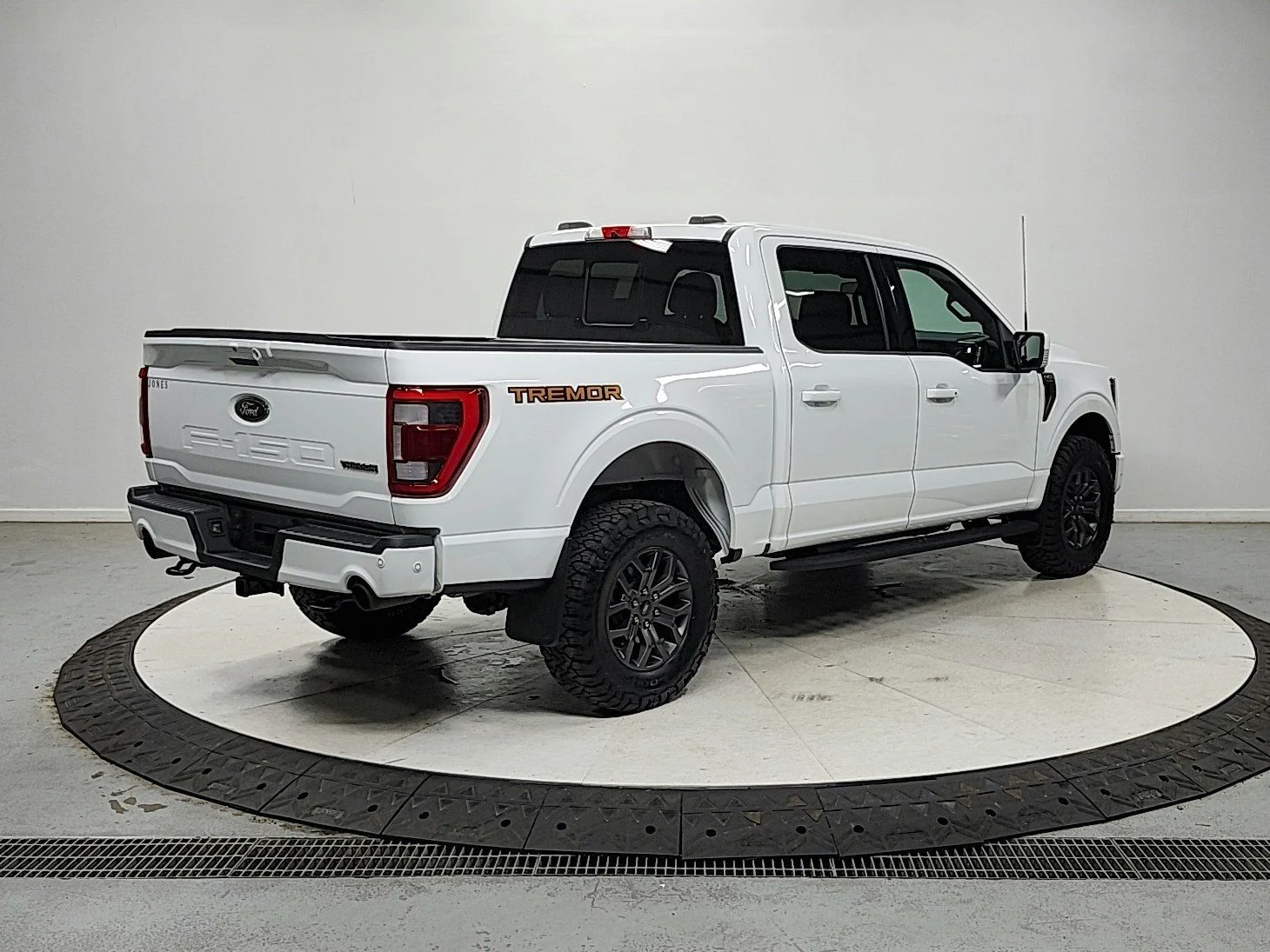 Used 2022 Oxford White Ford Tremor image 8