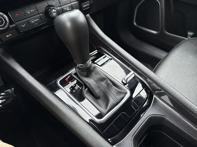 Used 2024 Bright White Clearcoat Jeep Latitude image 25