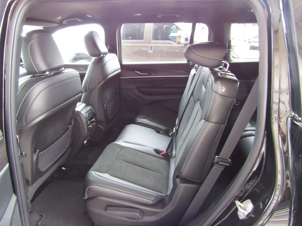 New 2026 Diamond Black Crystal Pearlcoat Jeep Altitude image 33