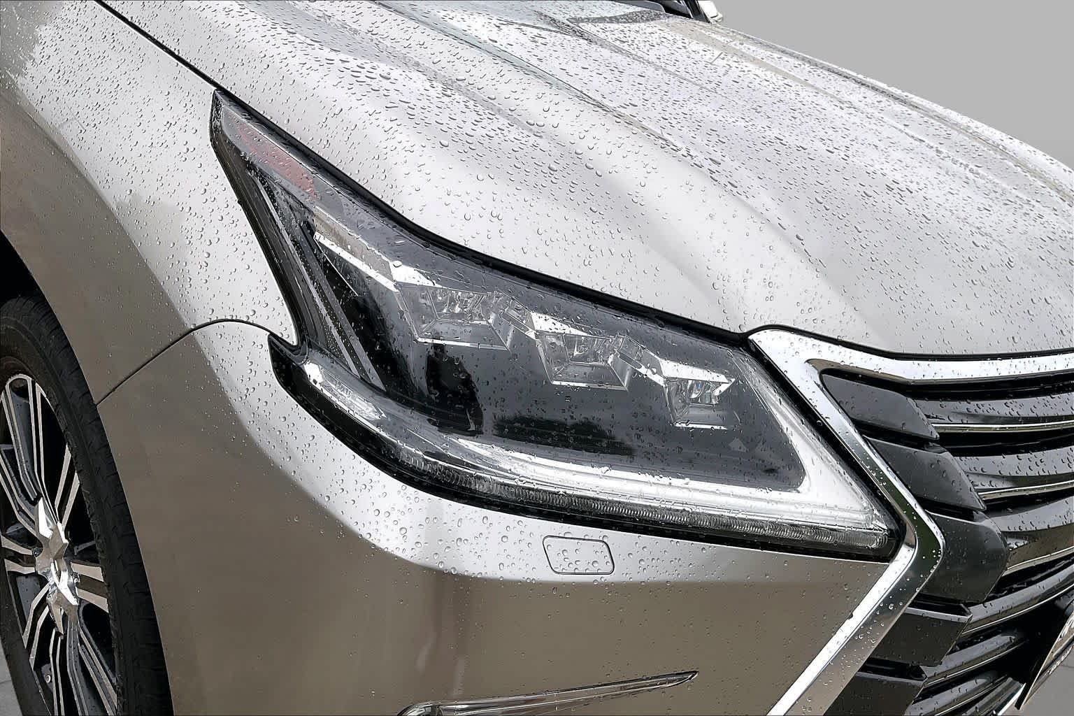 Used 2019 Atomic Silver Lexus  image 25