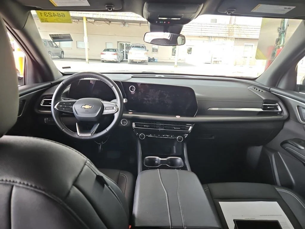 Used 2025 White Chevrolet LT image 11