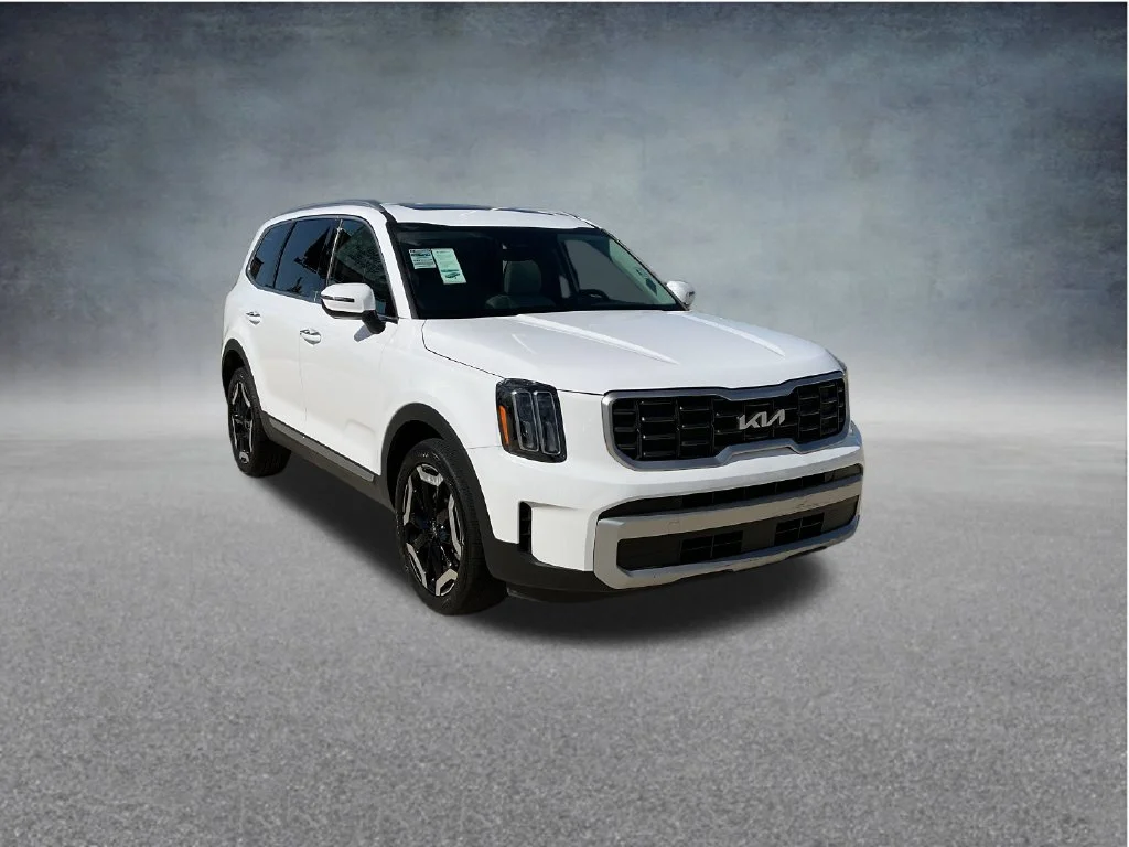 Used 2025 White Kia S image 1