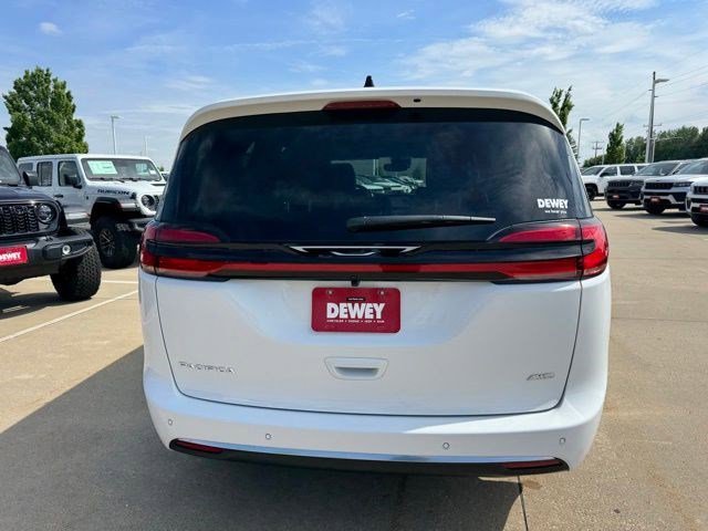 New 2027 Bright White Clear-Coat Exterior Paint Chrysler Select image 5
