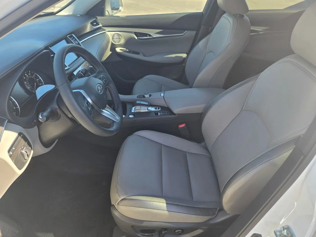 Used 2025 White INFINITI LUXE image 15