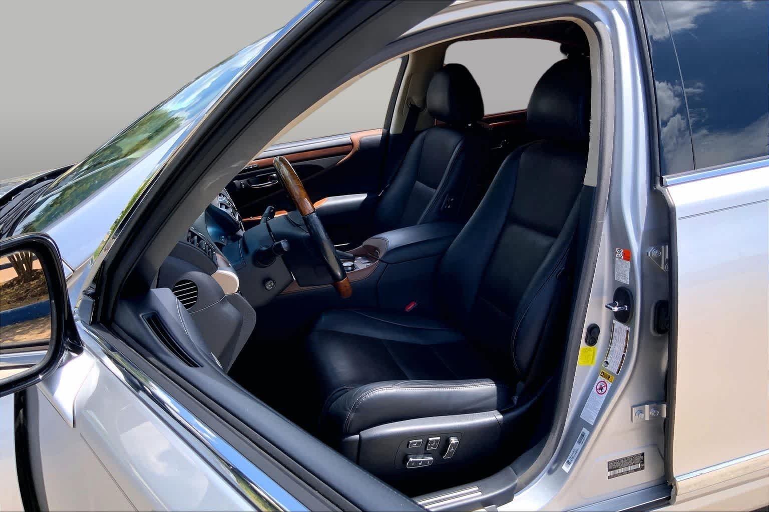 Used 2015 Liquid Platinum Lexus  image 8