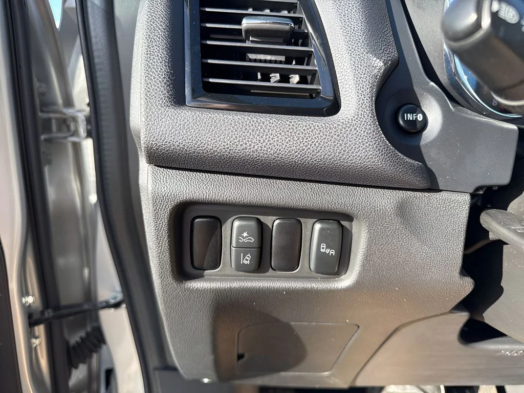 Used 2023 Silver Mitsubishi 2.0 ES image 12