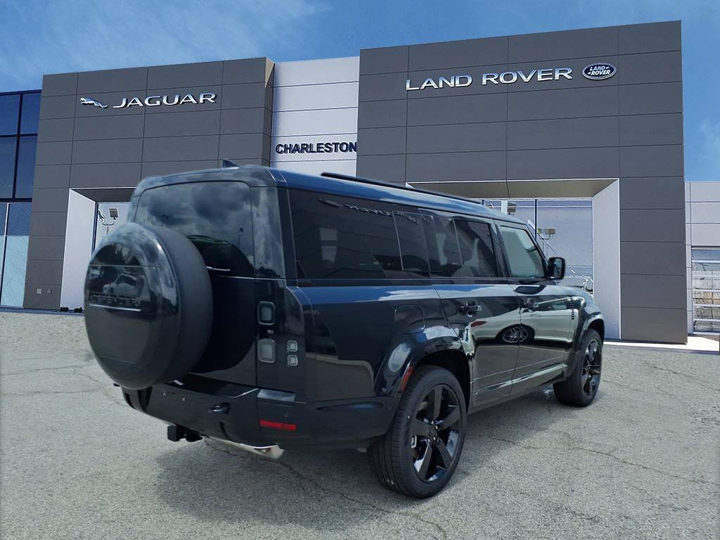 New 2026 Santorini Black Metallic Land Rover X-Dynamic SE image 5