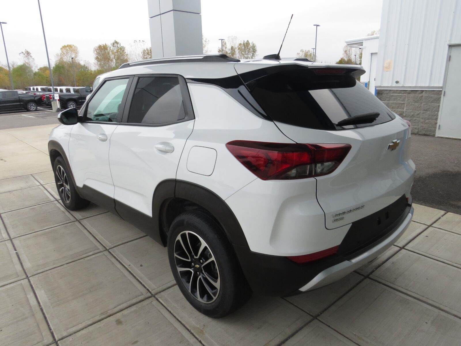 Used 2024 Summit White Chevrolet LT image 8