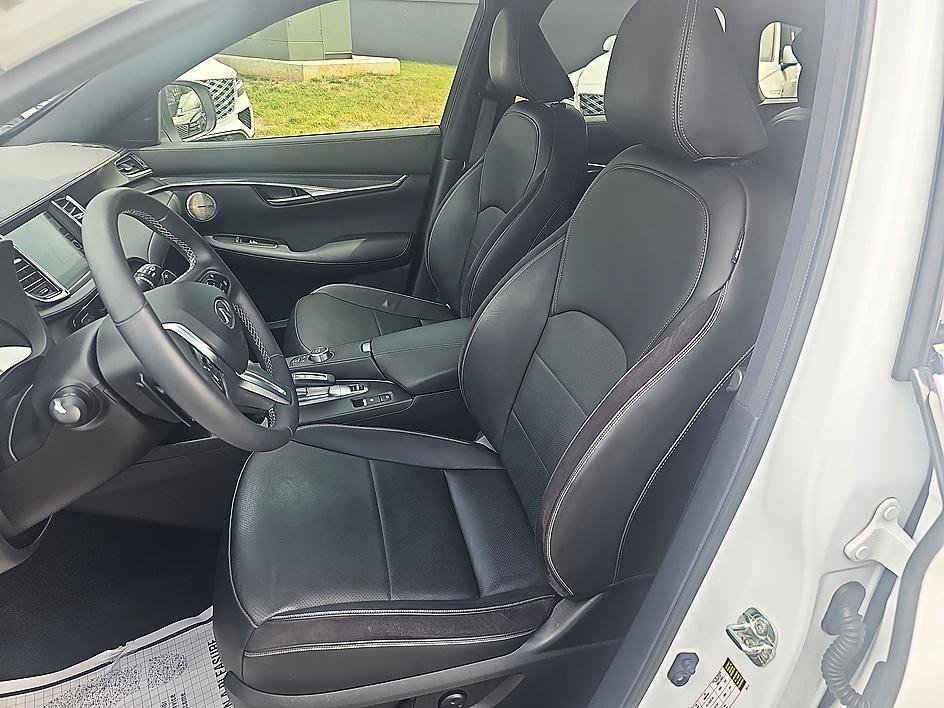 Used 2023 Radiant White INFINITI SPORT image 17