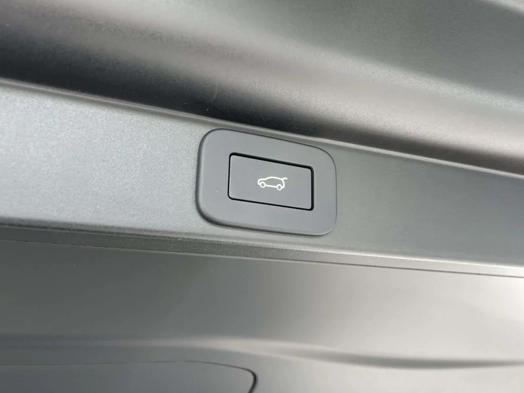 New 2026 Ostuni Pearl White Land Rover Autobiography image 20