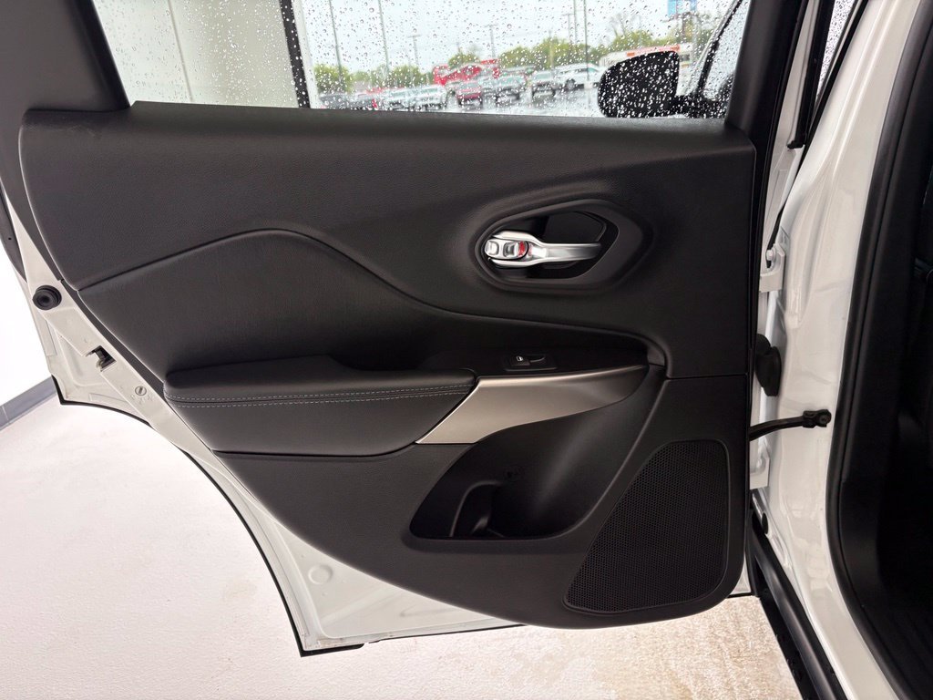 Used 2020 White Jeep Latitude image 28