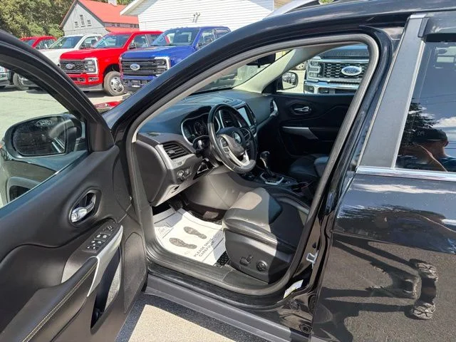 Used 2018 Diamond Black Jeep Latitude Plus image 18