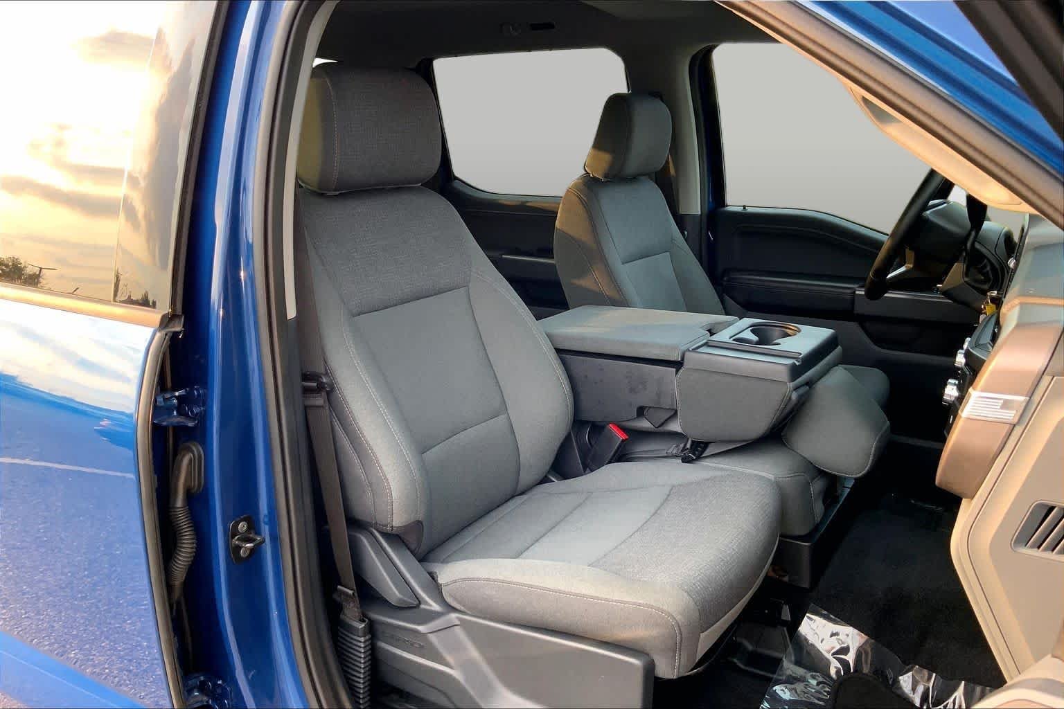 Used 2025 Atlas Blue Metallic Ford XLT image 9