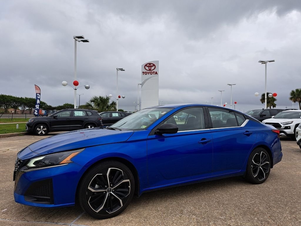 2025 Nissan Altima SR - Photo 9