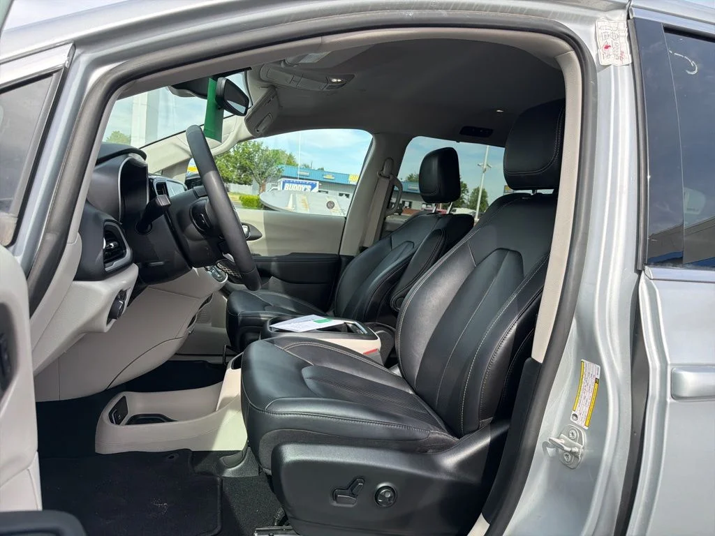 Used 2024 Silver Chrysler Touring L image 25