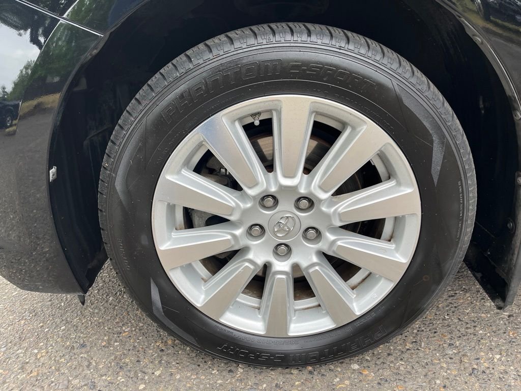 Used 2017 Midnight Black Metallic Toyota XLE image 9