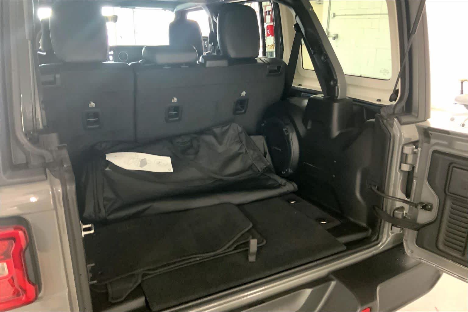 Used 2022 Sting-Gray Clearcoat Jeep Unlimited Sahara image 32