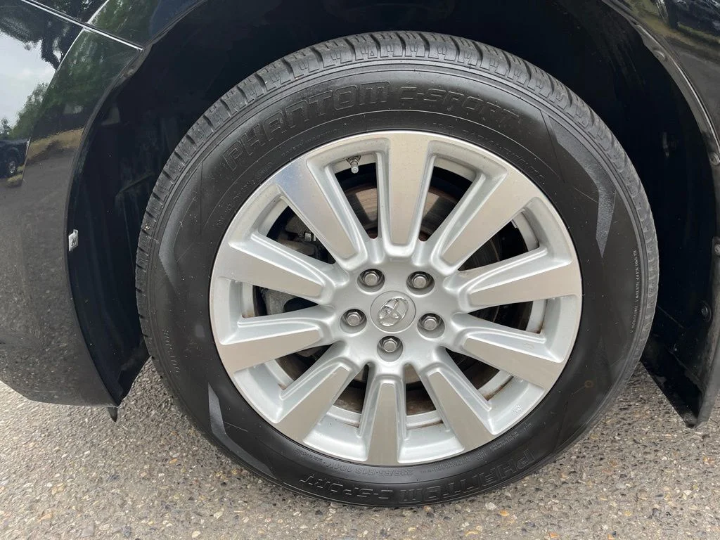 Used 2017 Black Toyota XLE image 9
