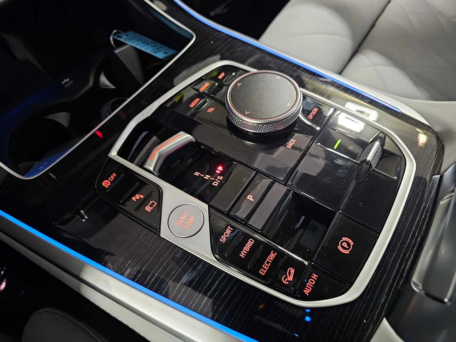 New 2026 Carbon Black Metallic BMW xDrive50e image 19