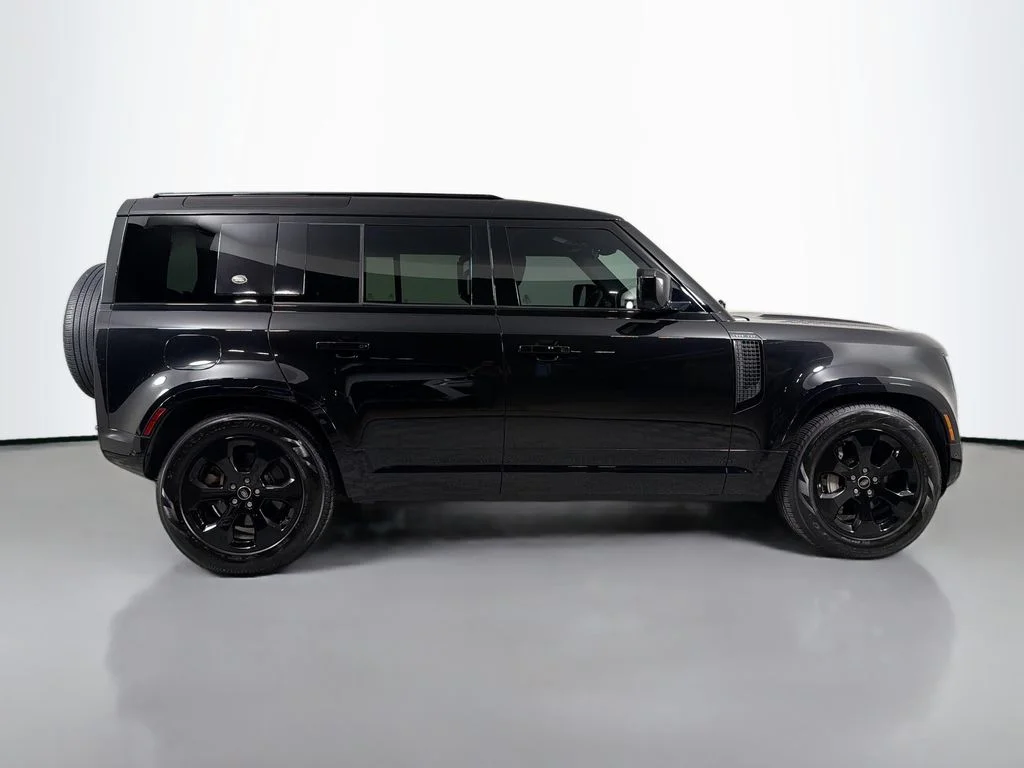 Used 2023 Black Land Rover X-Dynamic SE image 4
