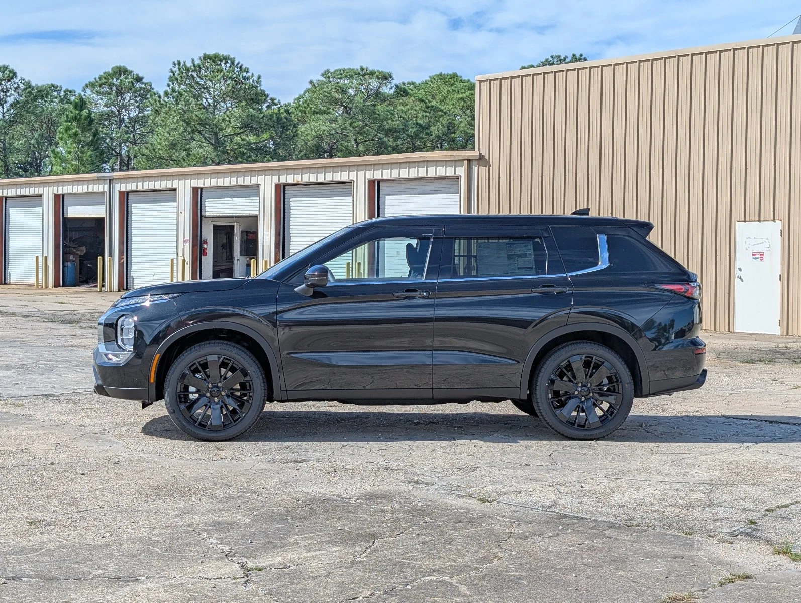 New 2026 Black Mitsubishi LE image 2