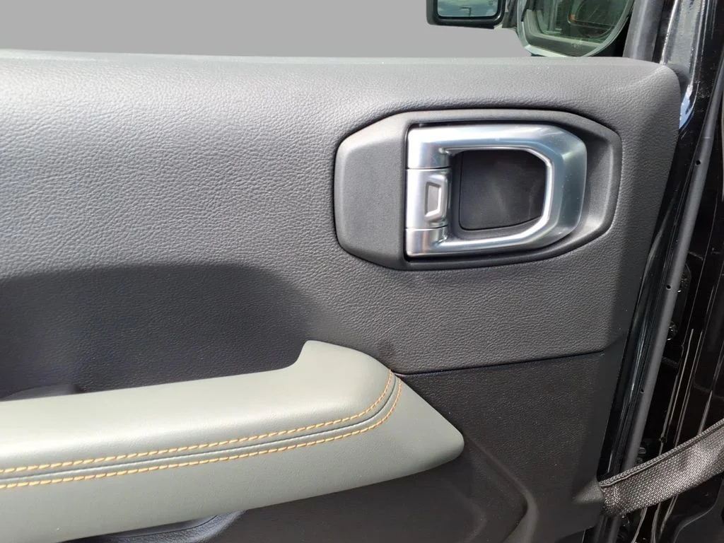 New 2026 Black Clear-Coat Exterior Paint Jeep Mojave X image 6